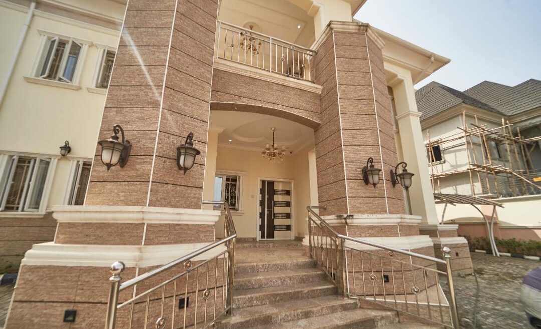 Lovely and tastefully built 5 bedroom detached duplex with Bq and swimming pool
